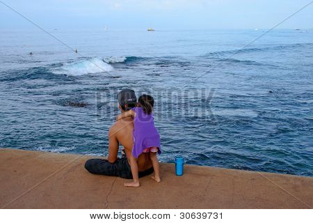 Padre e hija océano mirando