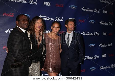 LOS ANGELES - MAR 1: Randy Jackson, Steven Tyler, Jennifer Lopez, Ryan Seacrest kommt an die Ameri