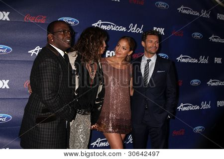 LOS ANGELES - MAR 1: Randy Jackson, Steven Tyler, Jennifer Lopez, Ryan Seacrest kommt an die Ameri