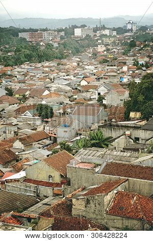 Densely Populated Suburban Homeliving In Side Of Big City