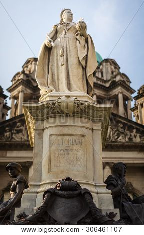Belfast, Uk - 8th April 2019: Statue Of The British Queen Victoria In Front Of Belfast City Hall, Do
