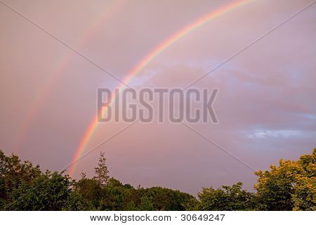 เรนโบว์สีสันในท้องฟ้ามีเมฆมาก
