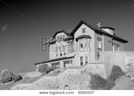 带花园的一个住宅小区的建设房子建筑大厦。