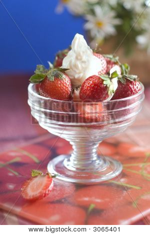 Requesón con una fresa y crema