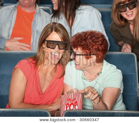 Rire des femmes avec des lunettes 3D