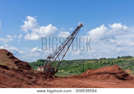 Giant Excavator Machinery Industry