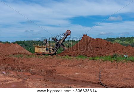 Giant Excavator Machinery Industry
