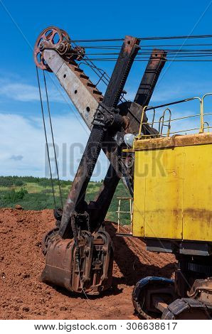 Giant Excavator Machinery Industry