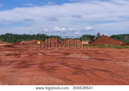 Giant Excavator Machinery Industry