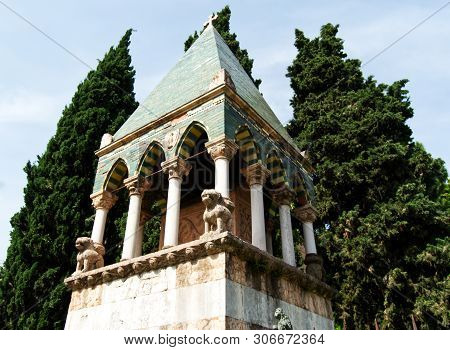 Medieval Ark Of Glossatory (tombe Dei Glossatori), Great Masters Of Law, Near Basilica Of San France