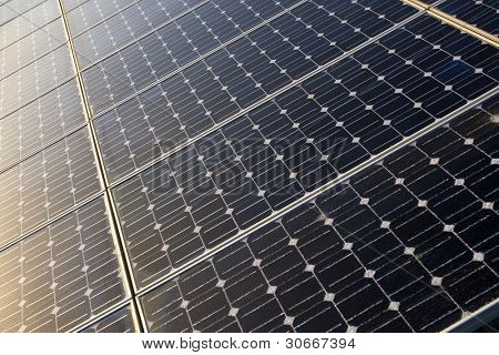 Detail textury fotobuňky solární panel (modrá a ekologie energie)