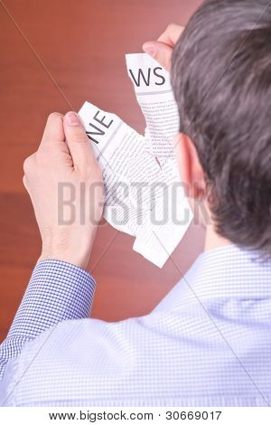 Muž vytrhl noviny