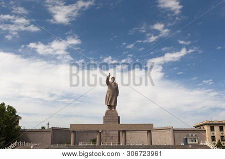 Kashgar, Xinjiang, China - August 14, 2012: A Statue Of Mao Zedungin In The City Of Kashgar, Xinjian