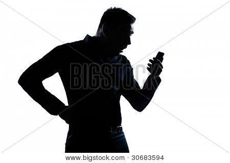 한 백인 남자가 놀된 전화 화상 초상화 실루엣 절연 스튜디오 화이트 찾기에