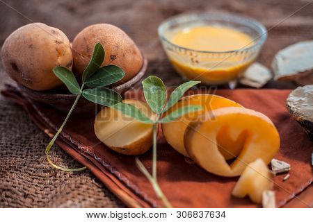 Face Mask For The Treatment Of Spot Reduction Consisting Of Potato Juice And Fuller's Earth In A Gla