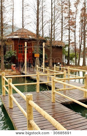 Casa de madera en el lago y la ruta de acceso