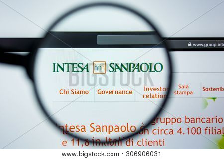 Los Angeles, California, Usa - 12 June 2019: Illustrative Editorial Of Intesa Sanpoalo Website Homep