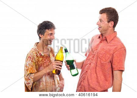 Berusede mænd med flaske alkohol