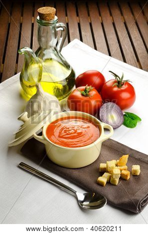 Soupe de tomate dans une casserole et ingrédients