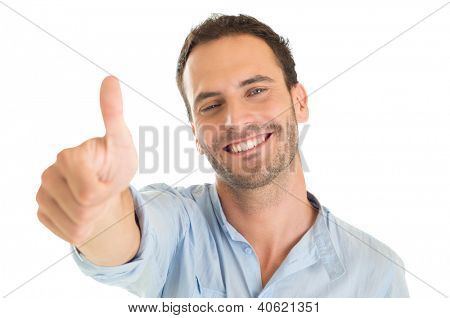 Retrato de um jovem feliz, mostrando o polegar sinal isolado no fundo branco