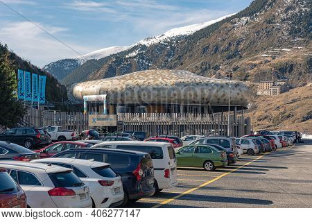 El Tarter, Andorra : 2021 Febraury 2 : Paking Int Covid19 Times Grandvalira Ski Resort On Andorra In
