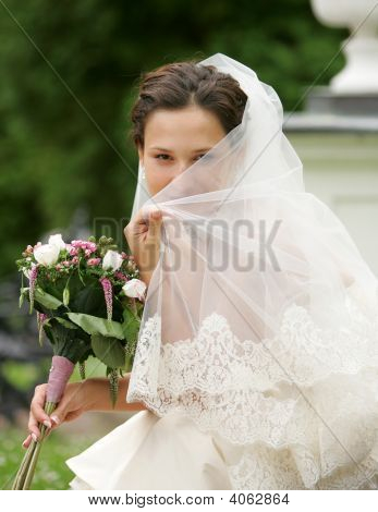 Escondiéndose detrás de su velo de novia