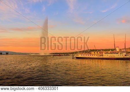 Geneva, Switzerland - Aug 14, 2020: Jet Deau Fountain, Symbol Of City At Twilight On Leman Lake With