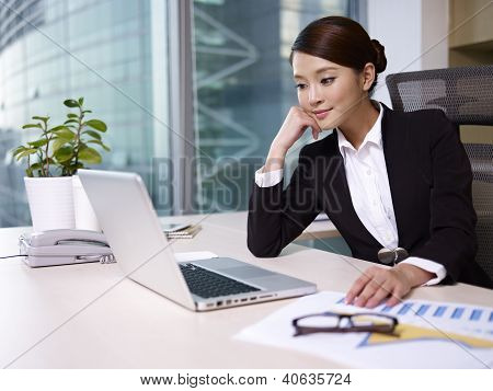 asiatiske business kvinde