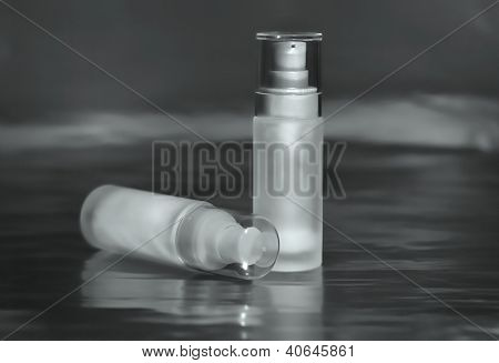 Due contenitori cosmetici per crema viso e siero gel in vetro
