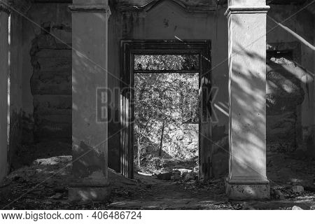 Old Abandoned House, Without Door Entry. Entrance In The Abandoned Old Brick House Without The Door.