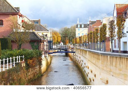คลองเมืองใน Valkenburg เนเธอร์แลนด์
