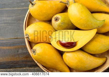 Eggfruit Or Canistel In A Bamboo Tray, Thai Fruit, In Thai Names Such As Xiantao, Lamut Khamen Or Mo