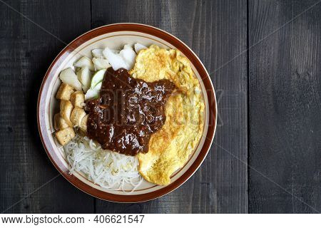 Vegetarian Dish From Jakarta Called Ketoprak. Consisting Of Tofu, Vegetables, Rice Cake, And Rice Ve