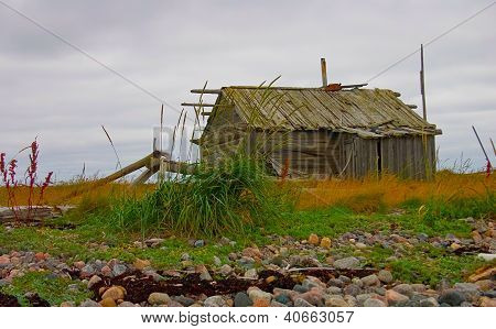 Vieille abandonnée Fishermen ' s Cabin à côte de la mer blanche, nord de la Russie