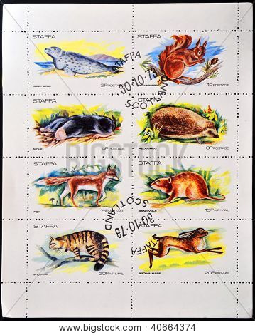 STAFFA - por volta de 1973: coleção de selos de Staffa mostra animais por volta de 1973