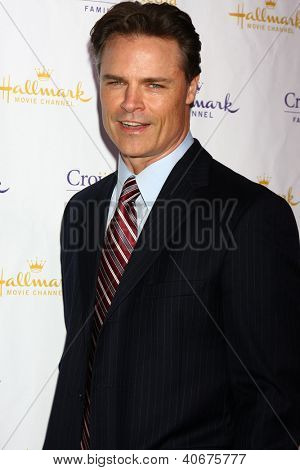 LOS ANGELES - 4 jan: Dylan Neal มาถึงที่จุดเด่นช่อง 2013 หนาวของ TCA ที่ Huntingto