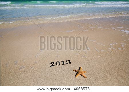 ปีใหม่ปี 2013 โลหะเลขบนหาดทรายทะเล กรมตื้น