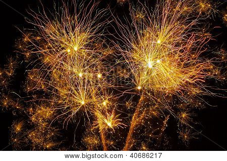 Tatlı Golden Fireworks siyah arka plan ile.