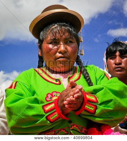 Jezioro TITICACA PERU - 11 marca: Nieznany keczua Pani na Uros, gdzie ludzie żyją na pływających trzciny isla