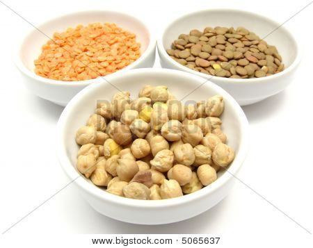 Tre ciotole di porcellana con lenticchie ceci e lenticchie rosse