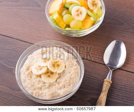 Oat porridge and fruits