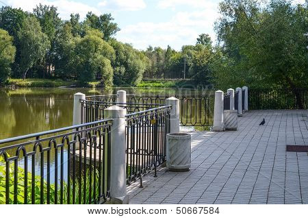Observation deck at the pond