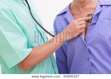 Medico esaminando un paziente