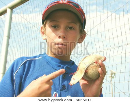 Fiatal Baseball játékos tartja a labdát a bőr 
