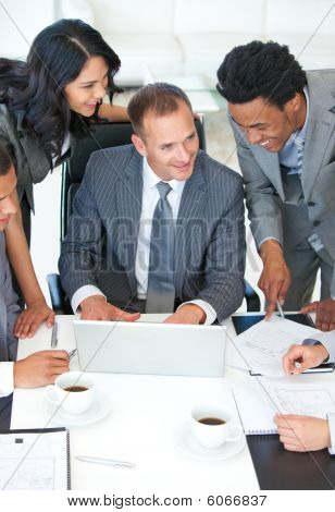Gerente y trabajadores discutiendo en la oficina de un Plan de negocios