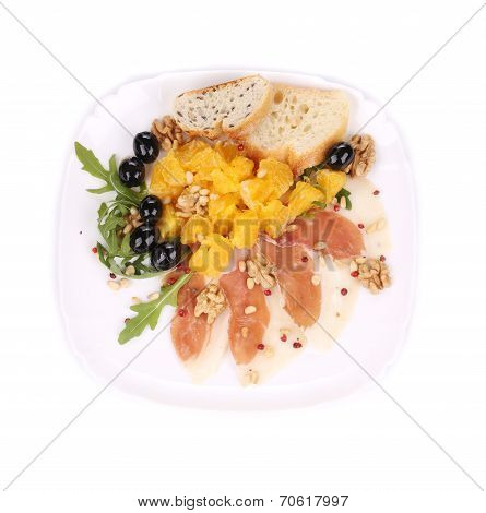 Salad with arugula and prosciutto.