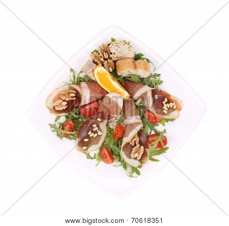 Salad with arugula and prosciutto.