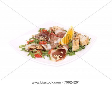 Salad with arugula and prosciutto.