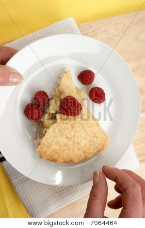 Torta di mele Bramley con lamponi fatte in casa