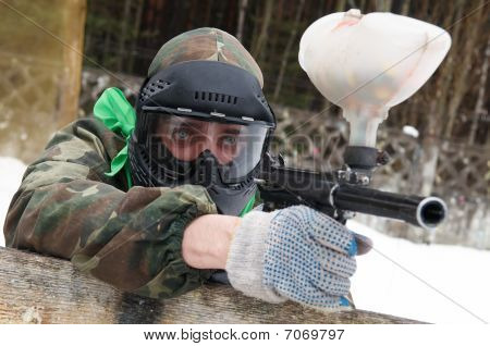 Paintball-afspiller i skydning stilling